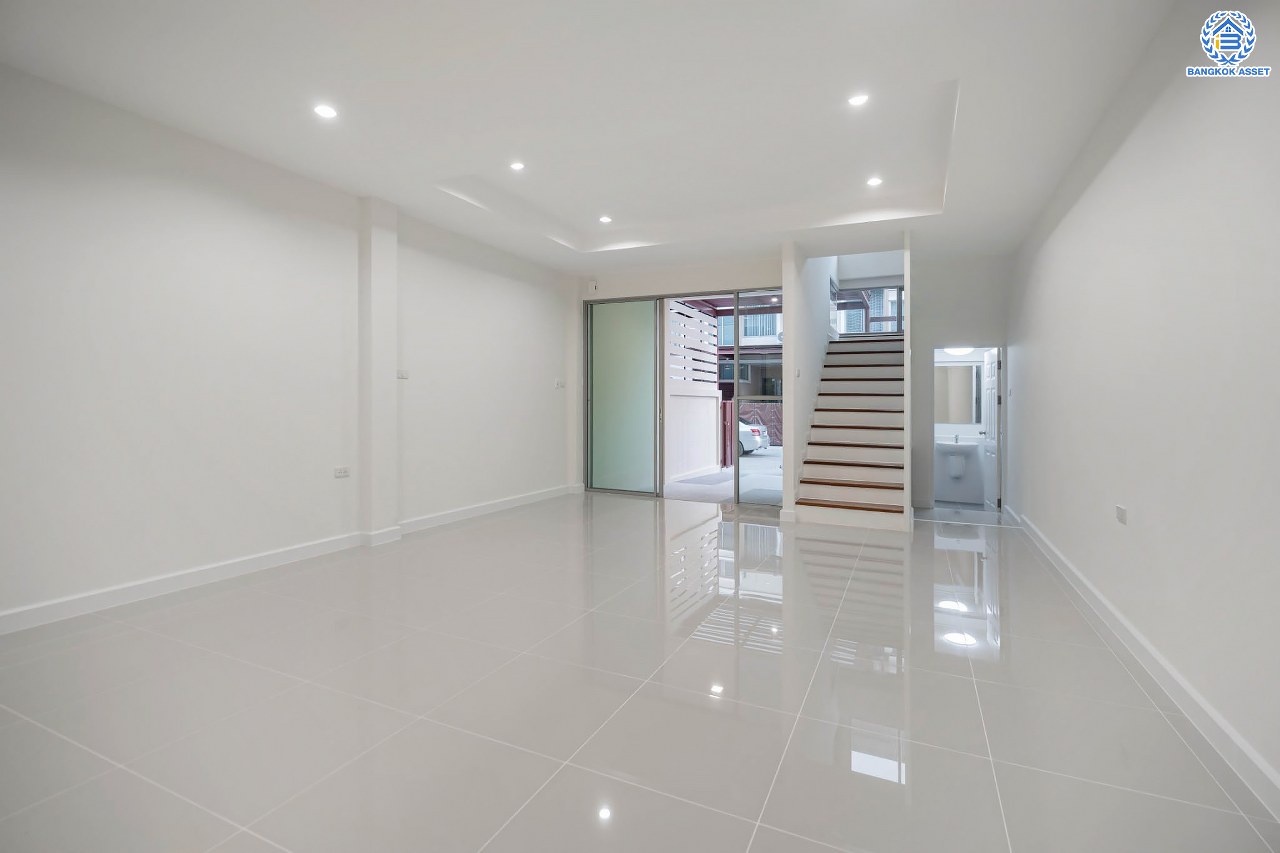 บ้านมือสองตกแต่งใหม่ ดีไซน์สวย โครงการ นนทรีพลัส บางกรวย เนื้อที่ 20 ตร.ว. ฟังก์ชัน 4 ห้องนอน 3 ห้องน้ำ จอดรถได้ 1 คัน รองรับทุกกิจกรรม บนทำเลเชื่อมต่อหลายเส้นทาง ใกล้จุดขึ้นทางด่วน "ประจิมรัถยา" และรถไฟฟ้าสายสีแดง "สถานีบางบำหรุ"